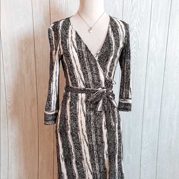 Diane Von Furstenberg Dresses & Skirts - • Diane Von Furstenberg 100% silk wrap dress •
